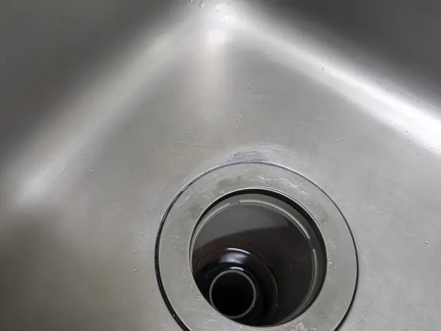 排水配管からの水漏れ、錆び等の穴埋めます！床板の補修工事も、張替えもご相談下さいサービスの画像