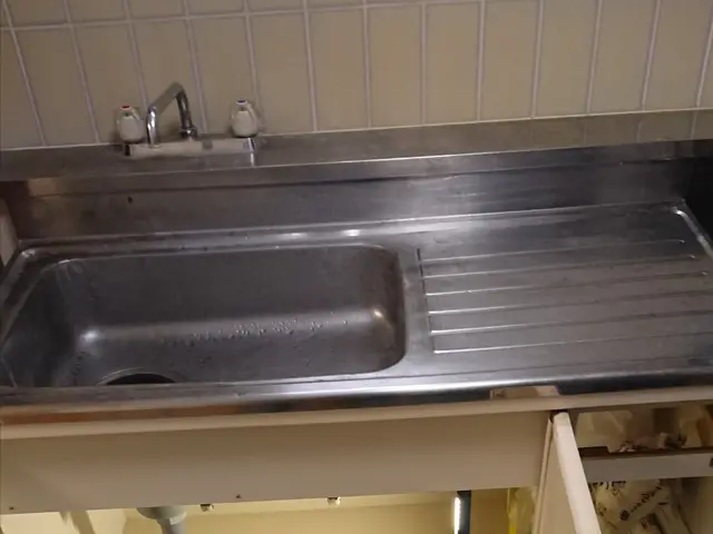 排水配管からの水漏れ、錆び等の穴埋めます！床板の補修工事も、張替えもご相談下さいサービスの画像