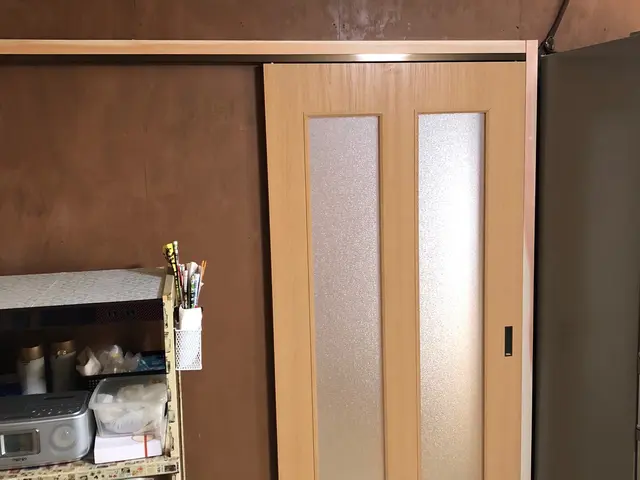 開きドアを引戸に取り替えます。その他簡易リフォームも承っております。岐阜垂井発サービスの画像