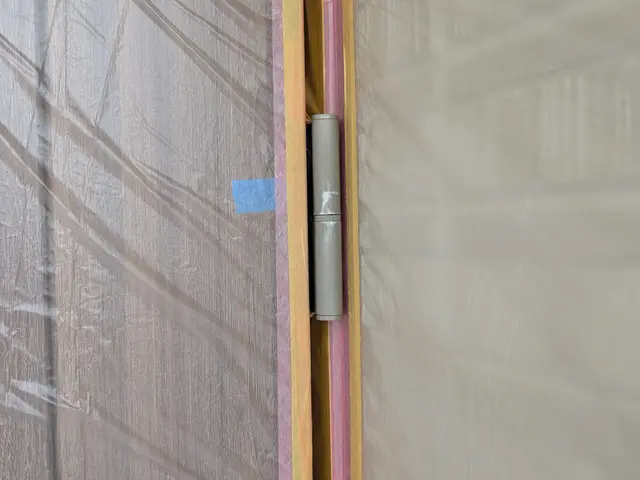 キズ、穴、凹みの補修はお任せください。木質系の床、枠、扉を丁寧な作業で修復しますサービスの画像