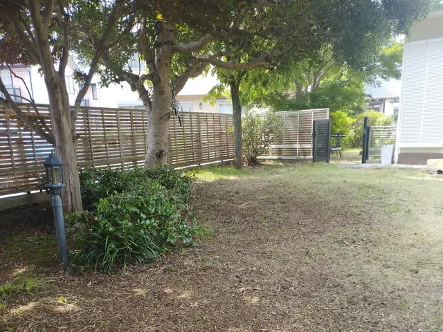 お庭お手入れ手で草むしり/除草剤散布 /防草シートなどお気軽にお声掛け下さい。サービスの画像