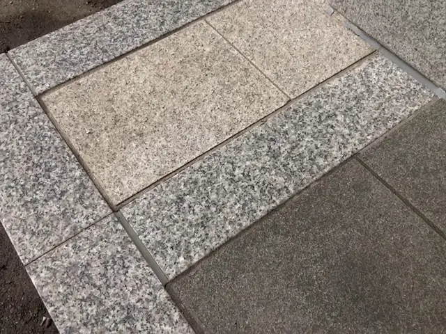 墓石専用クリーナーでしっかり綺麗に致します！草取りやゴミ拾いサービス致します！サービスの画像