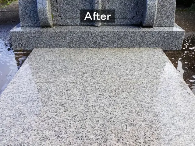 墓石専用クリーナーでしっかり綺麗に致します！草取りやゴミ拾いサービス致します！サービスの画像