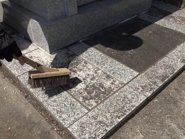 墓石専用クリーナーでしっかり綺麗に致します！草取りやゴミ拾いサービス致します！サービスの画像