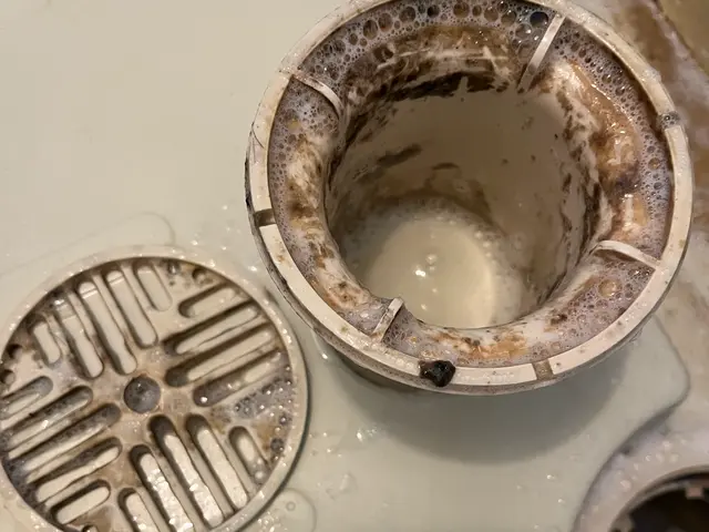 女性スタッフ◆鏡のウロコや石鹸カス、水アカまでまるっと綺麗に☆浴室クリーニングサービスの画像