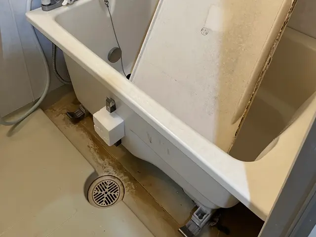 女性スタッフ◆鏡のウロコや石鹸カス、水アカまでまるっと綺麗に☆浴室クリーニングサービスの画像