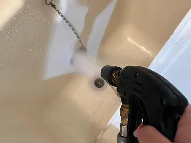 女性スタッフ◆鏡のウロコや石鹸カス、水アカまでまるっと綺麗に☆浴室クリーニングサービスの画像