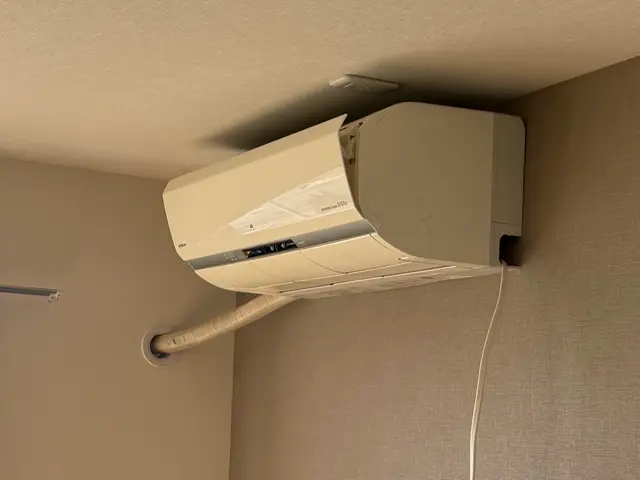 エアコン取り外しお任せ下さい！！処分◎ 電圧切り替え、コンセント交換◎ パテ埋◎サービスの画像