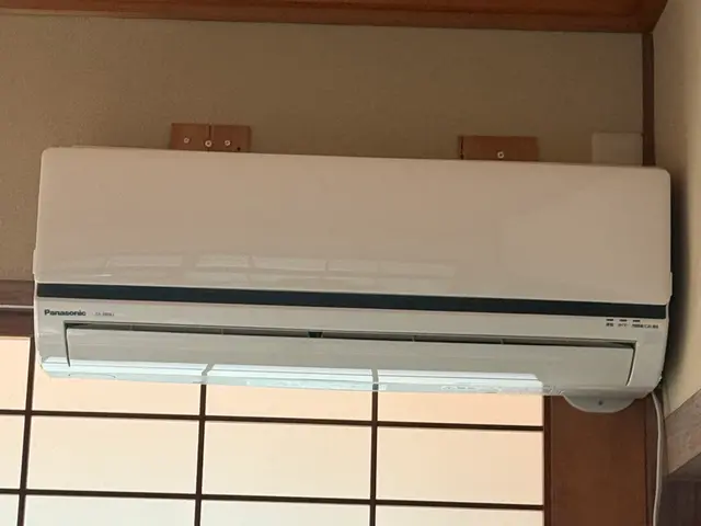 エアコン取り外しお任せ下さい！！処分◎ 電圧切り替え、コンセント交換◎ パテ埋◎サービスの画像