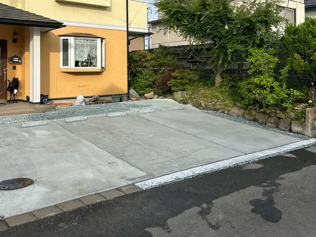 駐車場などの土間コンクリート施行します。駐車場拡張なども是非ご相談下さいませ。サービスの画像