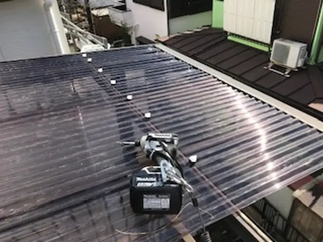 【強風雹などの被害多数！】波板張替え・カーポートポリカ張替え・テラスポリカ張替えサービスの画像