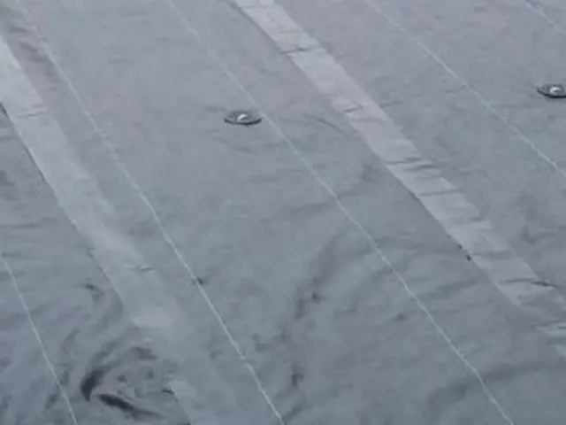 除草作業後に防草シートを設置します。サービスの画像