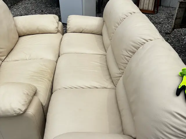 大型家具等、処分はスタッフ2名での対応となります。全て見積もり無料！サービスの画像