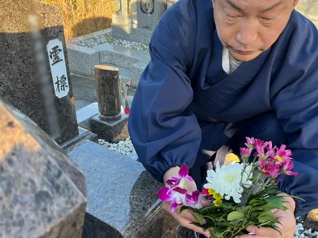 僧侶が真心を込めてお参り・お墓の掃除をいたします/関西一円対応可能！サービスの画像