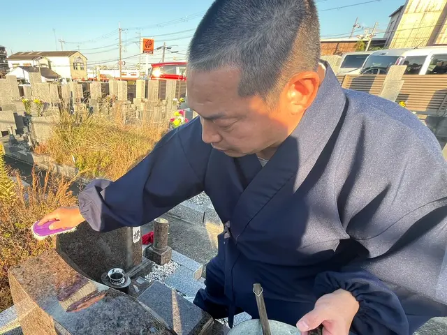 僧侶が真心を込めてお参り・お墓の掃除をいたします/関西一円対応可能！サービスの画像