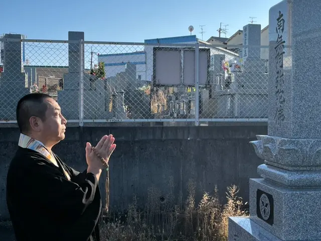 僧侶が真心を込めてお参り・お墓の掃除をいたします/関西一円対応可能！サービスの画像