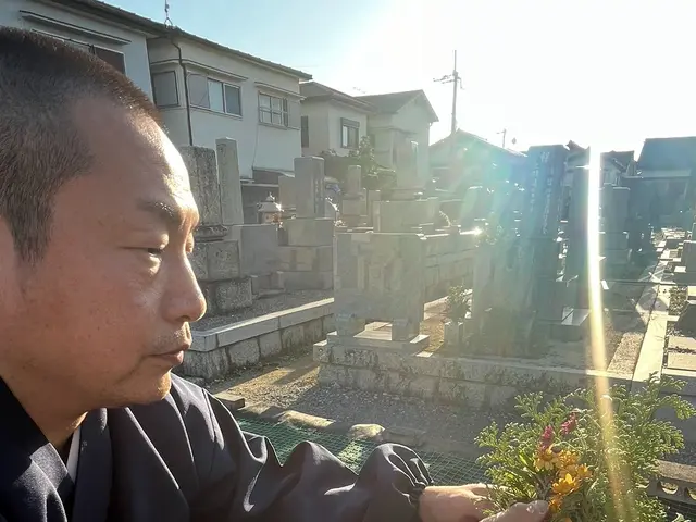 僧侶が真心を込めてお参り・お墓の掃除をいたします/関西一円対応可能！サービスの画像