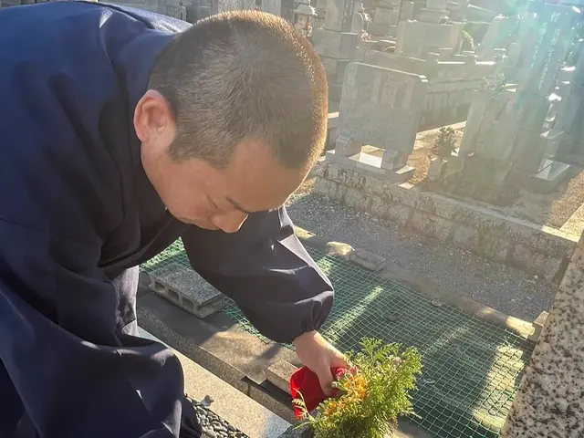 僧侶が真心を込めてお参り・お墓の掃除をいたします/関西一円対応可能！サービスの画像