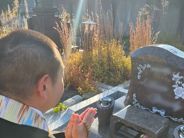 僧侶が真心を込めてお参り・お墓の掃除をいたします/関西一円対応可能！サービスの画像