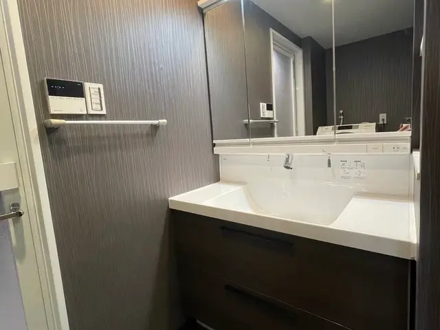 洗面台交換、条件により色々提案致します。ご相談ください！カード決済OKサービスの画像