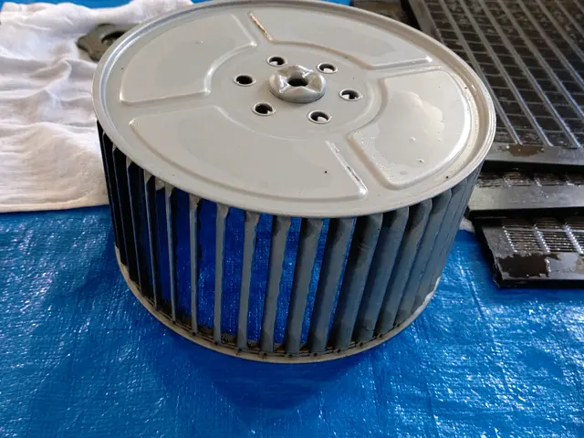 換気扇のギトギト油！思い立った時に綺麗にしませんか？年末のおそうじはおまかせ。サービスの画像