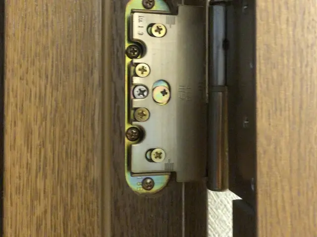 ドア修理、クローゼット修理、キッチン扉修理、折れ戸修理、引き戸修理、お安くしますサービスの画像