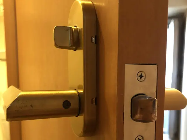 ドア修理、クローゼット修理、キッチン扉修理、折れ戸修理、引き戸修理、お安くしますサービスの画像