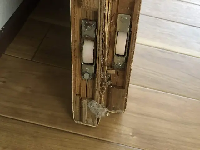 ドア修理、クローゼット修理、キッチン扉修理、折れ戸修理、引き戸修理、お安くしますサービスの画像