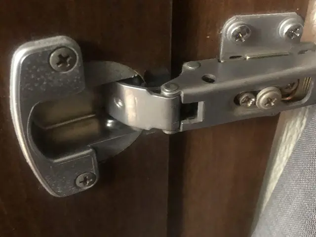 ドア修理、クローゼット修理、キッチン扉修理、折れ戸修理、引き戸修理、お安くしますサービスの画像