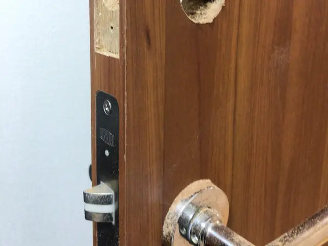 ドア修理、クローゼット修理、キッチン扉修理、折れ戸修理、引き戸修理、お安くしますサービスの画像