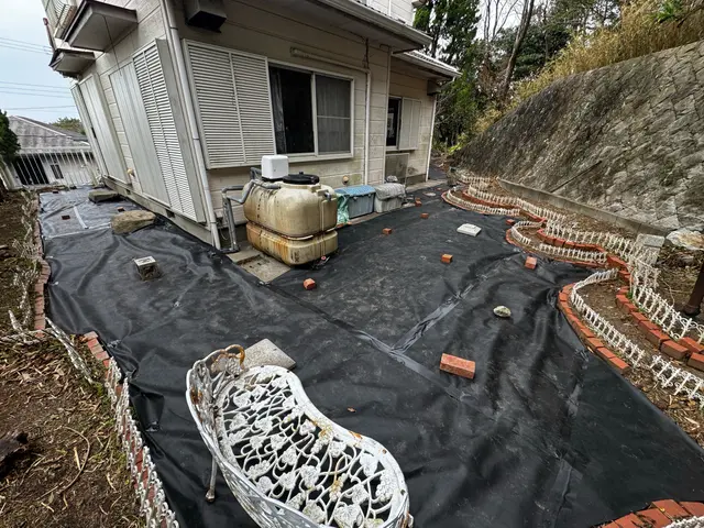 草抜き不要の暮らしへ。敷くだけで景観が長持ちします。 雑草の悩みを一気に解決！サービスの画像
