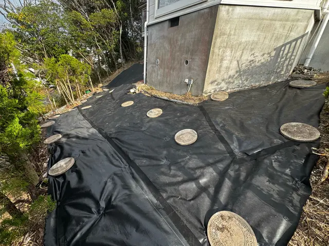 草抜き不要の暮らしへ。敷くだけで景観が長持ちします。 雑草の悩みを一気に解決！サービスの画像