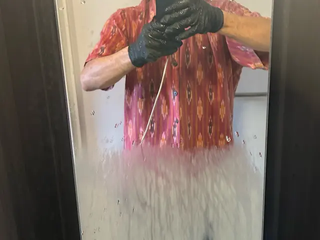 鏡の水垢も傷つけず綺麗に！迅速対応で安心のお掃除サービスの画像