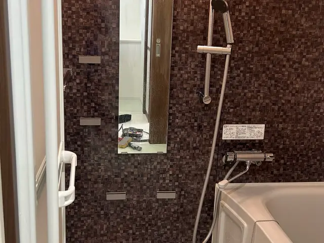 鏡の水垢も傷つけず綺麗に！迅速対応で安心のお掃除サービスの画像