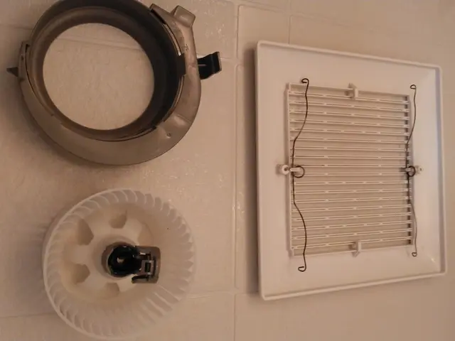 カビ、水垢、石鹸カス、皮脂汚れ、鏡のウロコ、浴槽エプロン内。様々な汚れ一掃しますサービスの画像