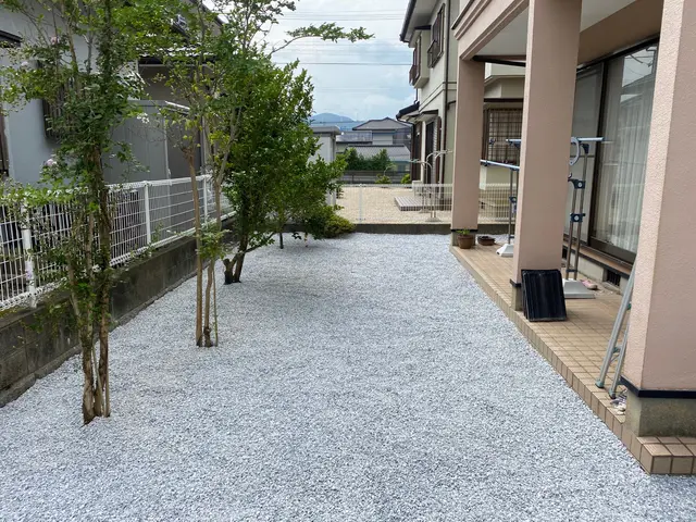 筋肉痛になられる前に、代わりに砂利敷き致します。サービスの画像