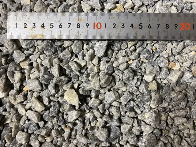 筋肉痛になられる前に、代わりに砂利敷き致します。サービスの画像