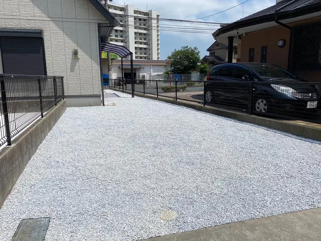 筋肉痛になられる前に、代わりに砂利敷き致します。サービスの画像