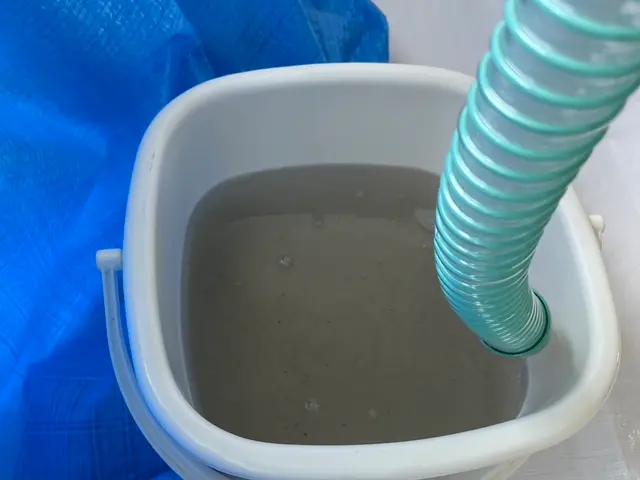 エアコン清掃を高圧洗浄機を使用して行います。サービスの画像