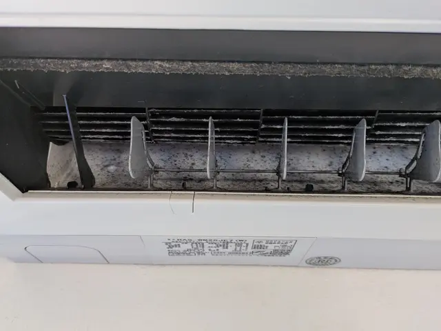 エアコン清掃を高圧洗浄機を使用して行います。サービスの画像