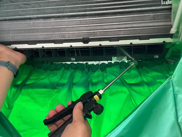 エアコン清掃を高圧洗浄機を使用して行います。サービスの画像