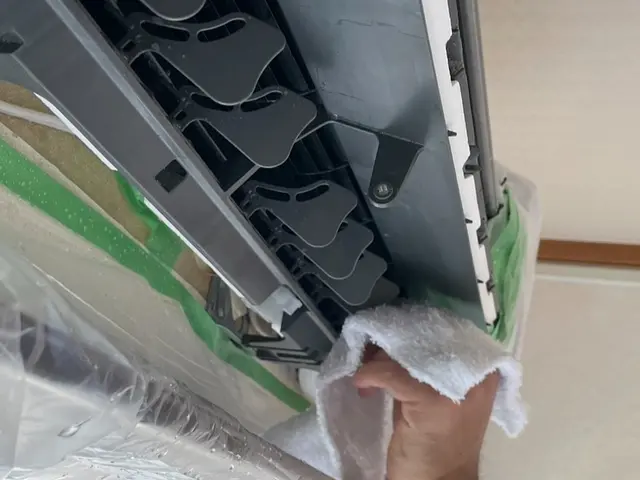 エアコン清掃を高圧洗浄機を使用して行います。サービスの画像