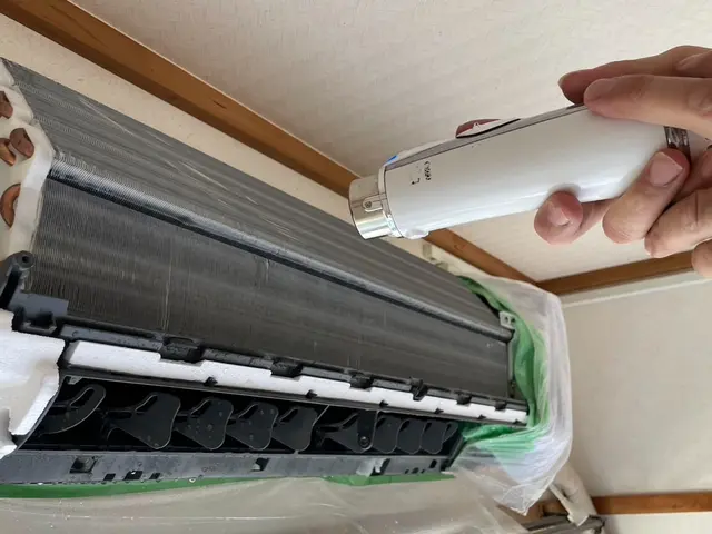 エアコン清掃を高圧洗浄機を使用して行います。サービスの画像