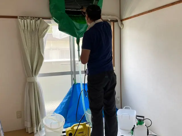 エアコン清掃を高圧洗浄機を使用して行います。サービスの画像