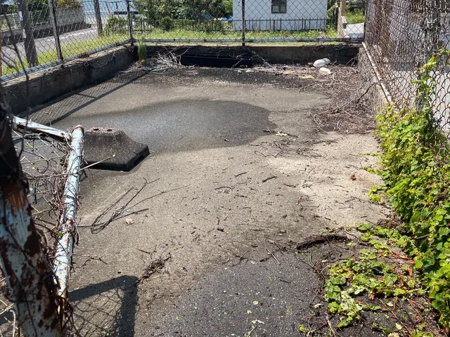 【駐車場まるごと高圧洗浄】 〜 頑固な汚れもすっきりキレイ 〜サービスの画像