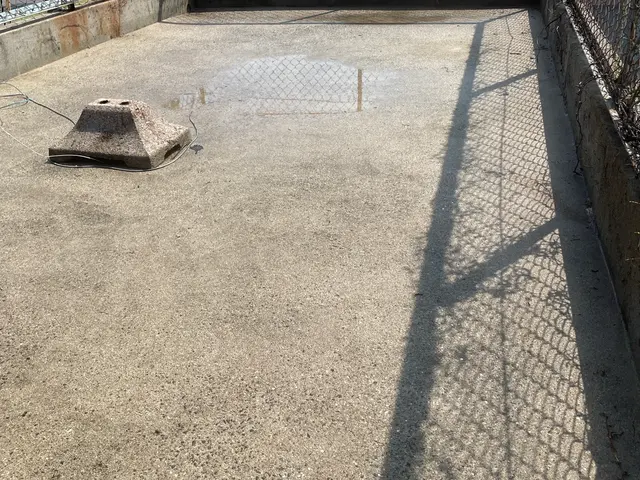 【駐車場まるごと高圧洗浄】 〜 頑固な汚れもすっきりキレイ 〜サービスの画像