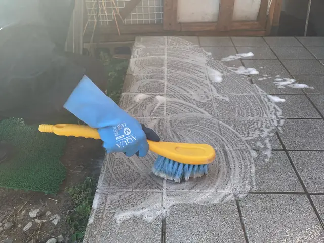 【洗浄専門店】玄関タイル付帯部の隅々までキレイに！エアコンなどと同時予約で5%割サービスの画像