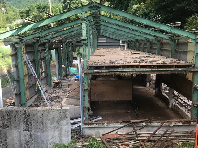 不要になった物置を解体します。サービスの画像