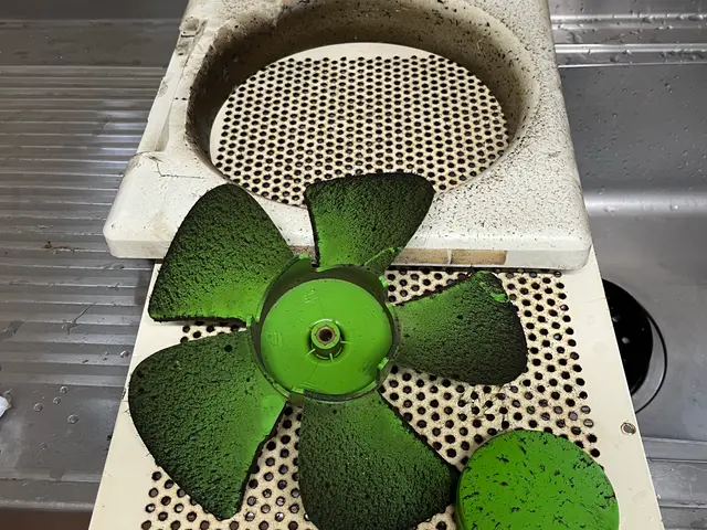 キッチンの換気扇の油汚れが気になる方、是非ご用命ください！サービスの画像