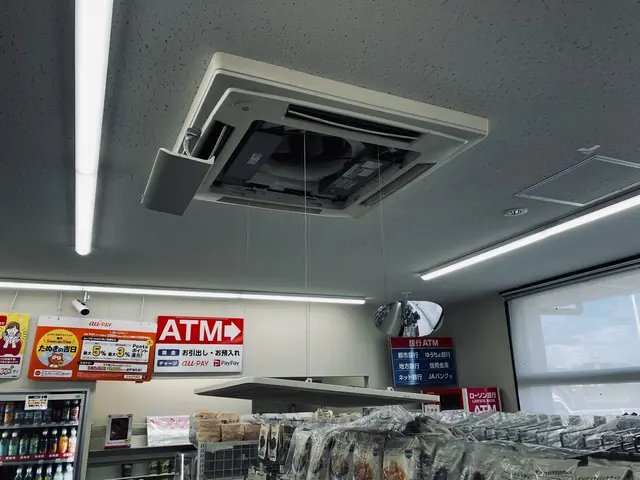 業界９年目/天井埋込式・天井吊り下げ式各種エアコン対応可！分解して内部を徹底洗浄サービスの画像